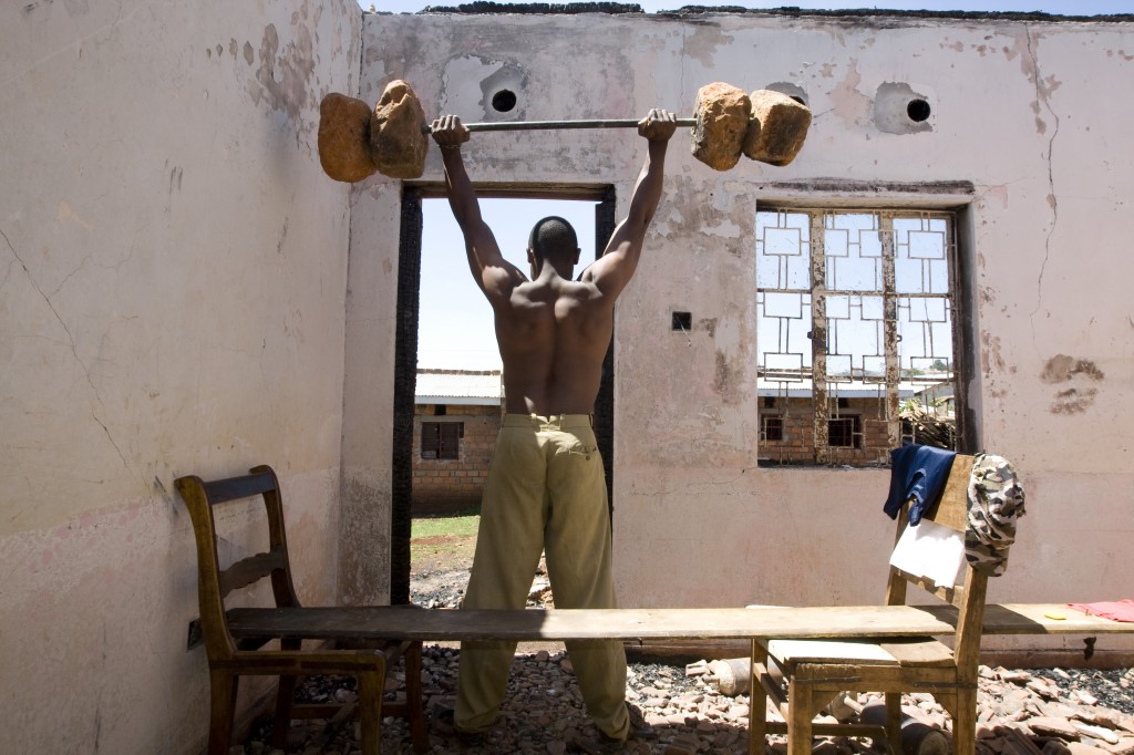 Recycling the wreckage of a house destroyed in Kenyan violence (c) Yasuyoshi Chiba