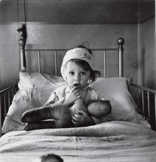 war-cecil-beaton-london-bomb-victim-c-1940
