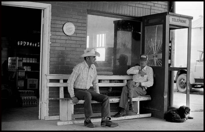 Watching the world go by, Texas 1980 © John MacPherson